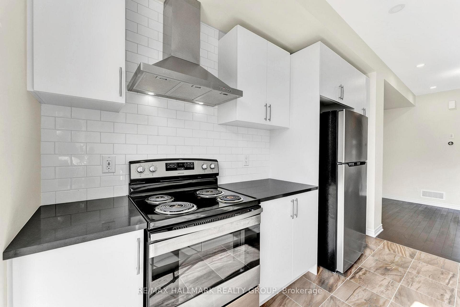 566 Cannes Crescent photo 10
