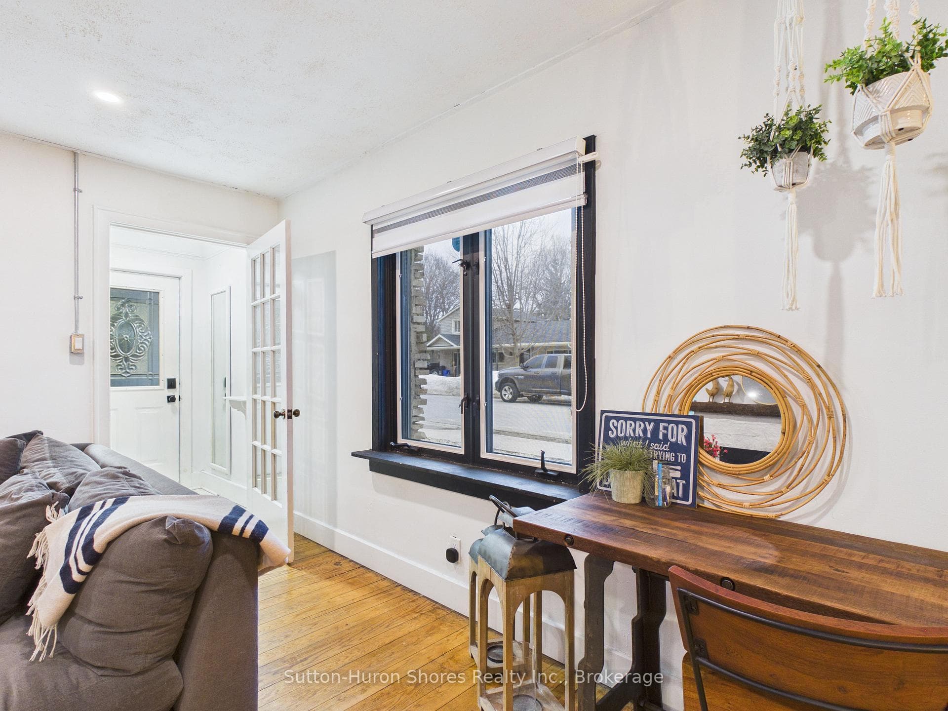 669 Louis Street photo 3