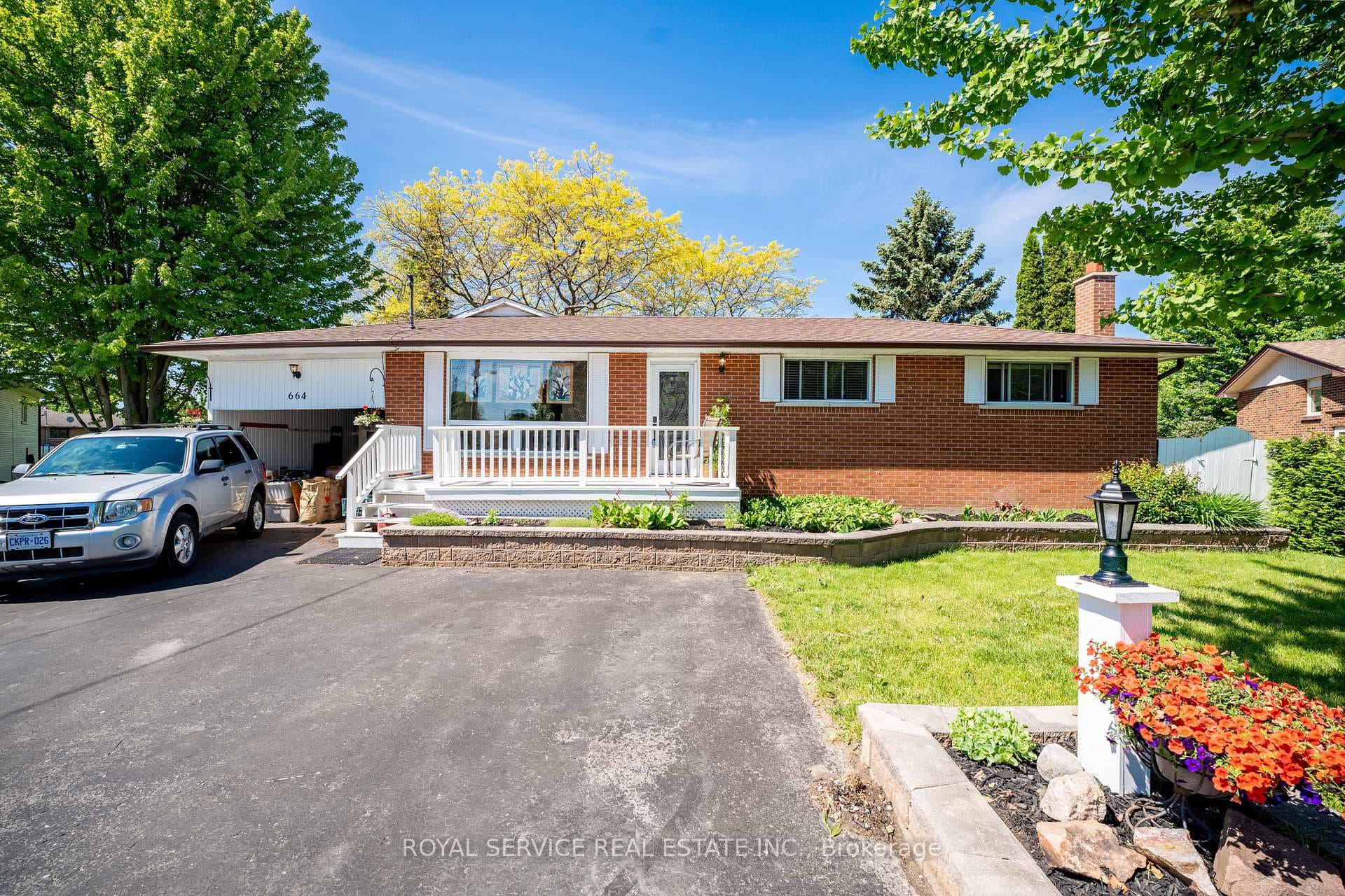 664 Hayden Crescent photo 1