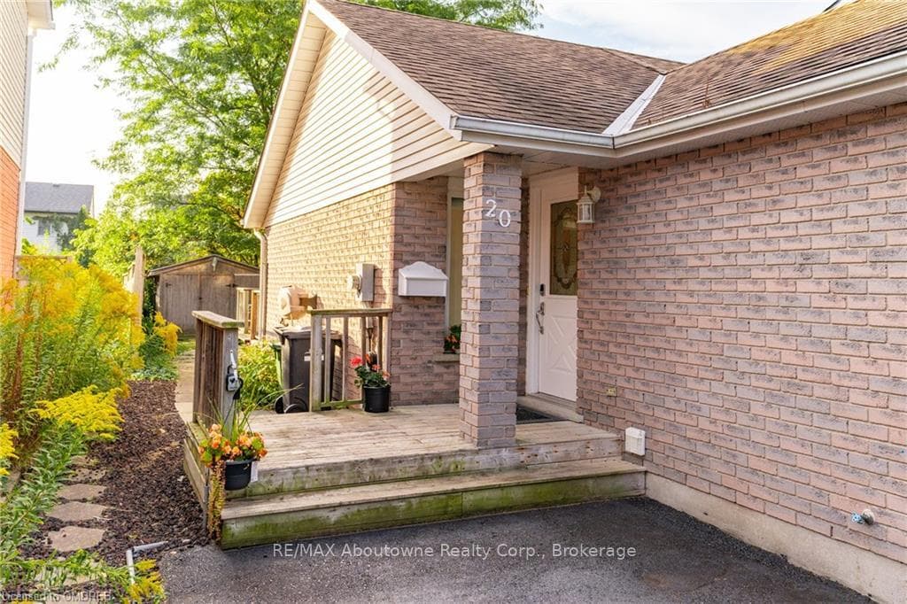 20 MOSS Place photo 4