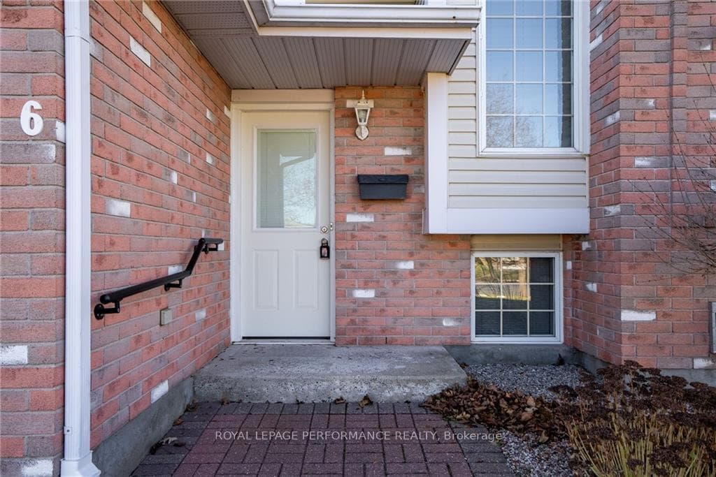 236 NORTHWOODS Crescent photo 2
