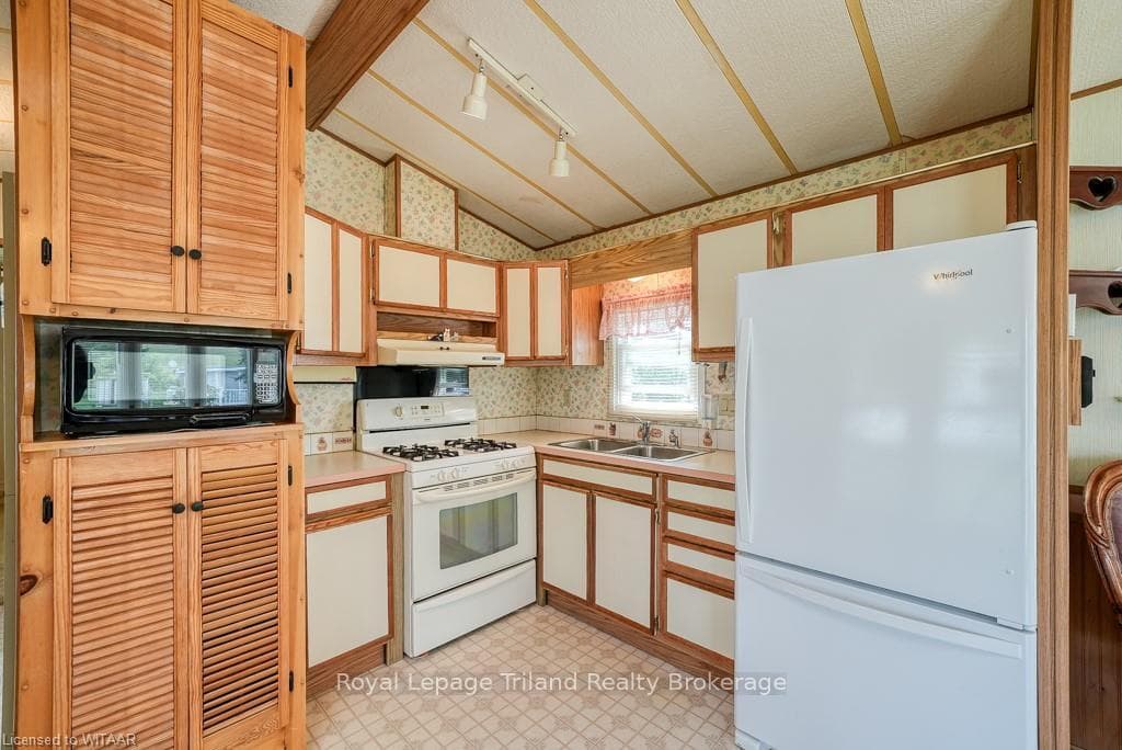 495856 10TH Line Unit 20 photo 16