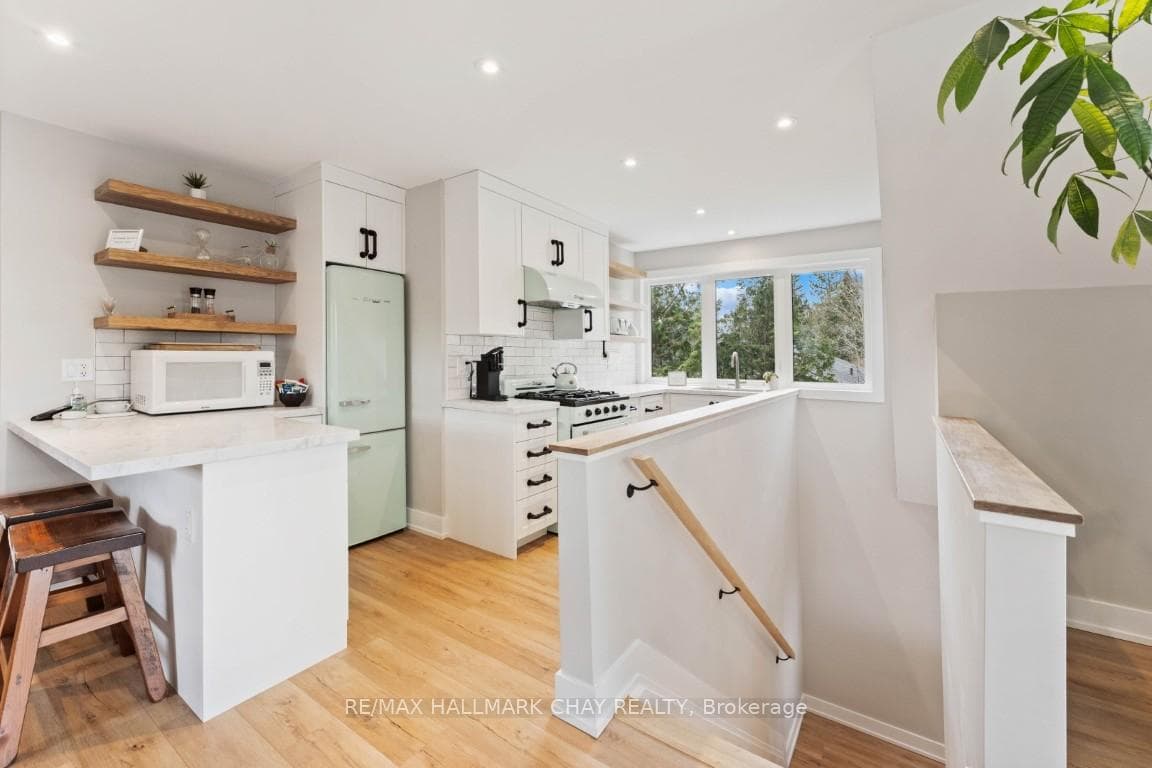 18 Lawrence Avenue photo 25