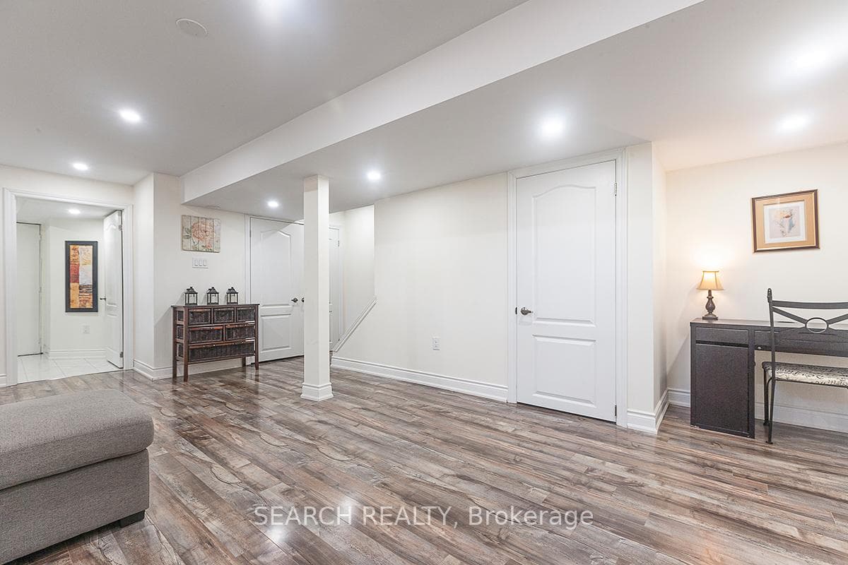 75 Olympia Crescent photo 32