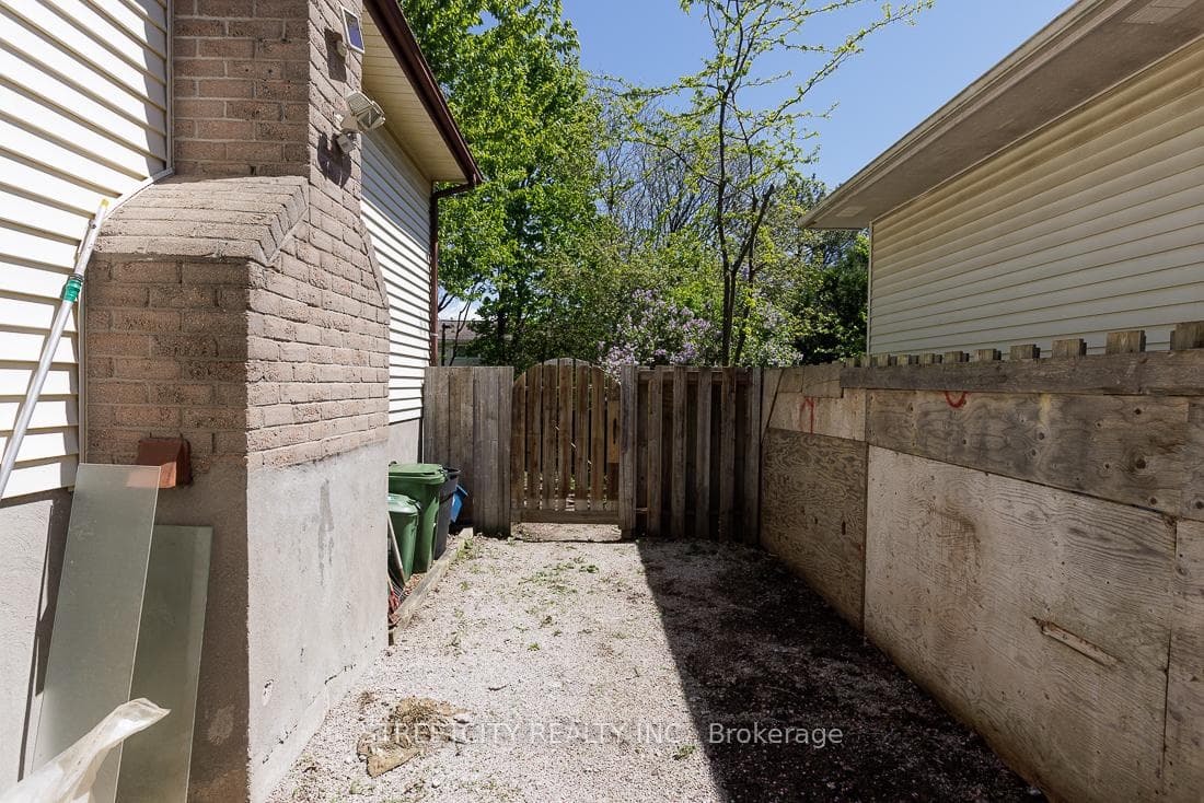 112 Ardsley Crescent photo 33