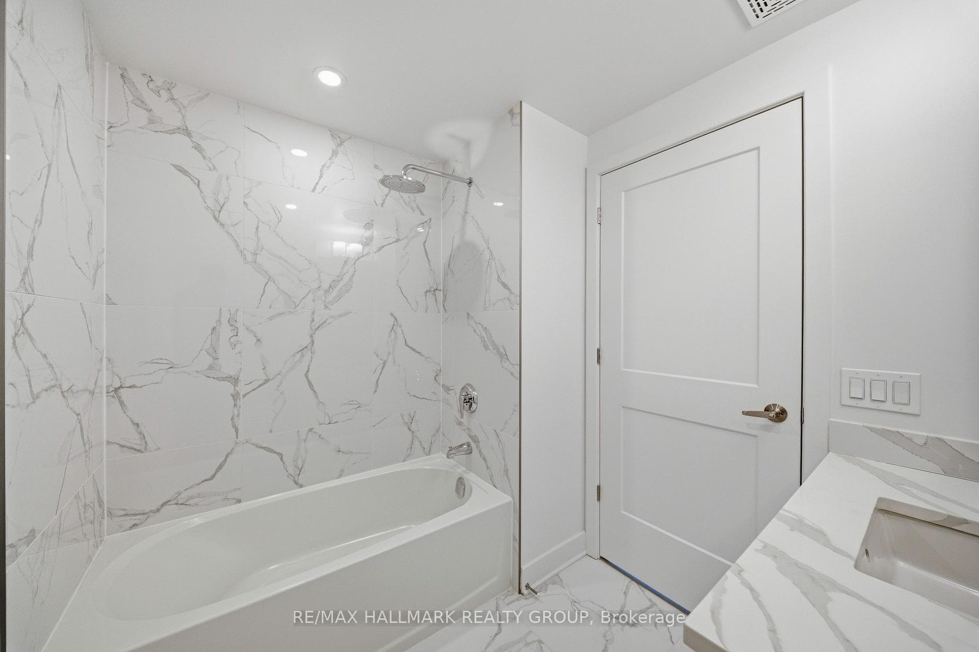 180 George Street Unit 1407 photo 5