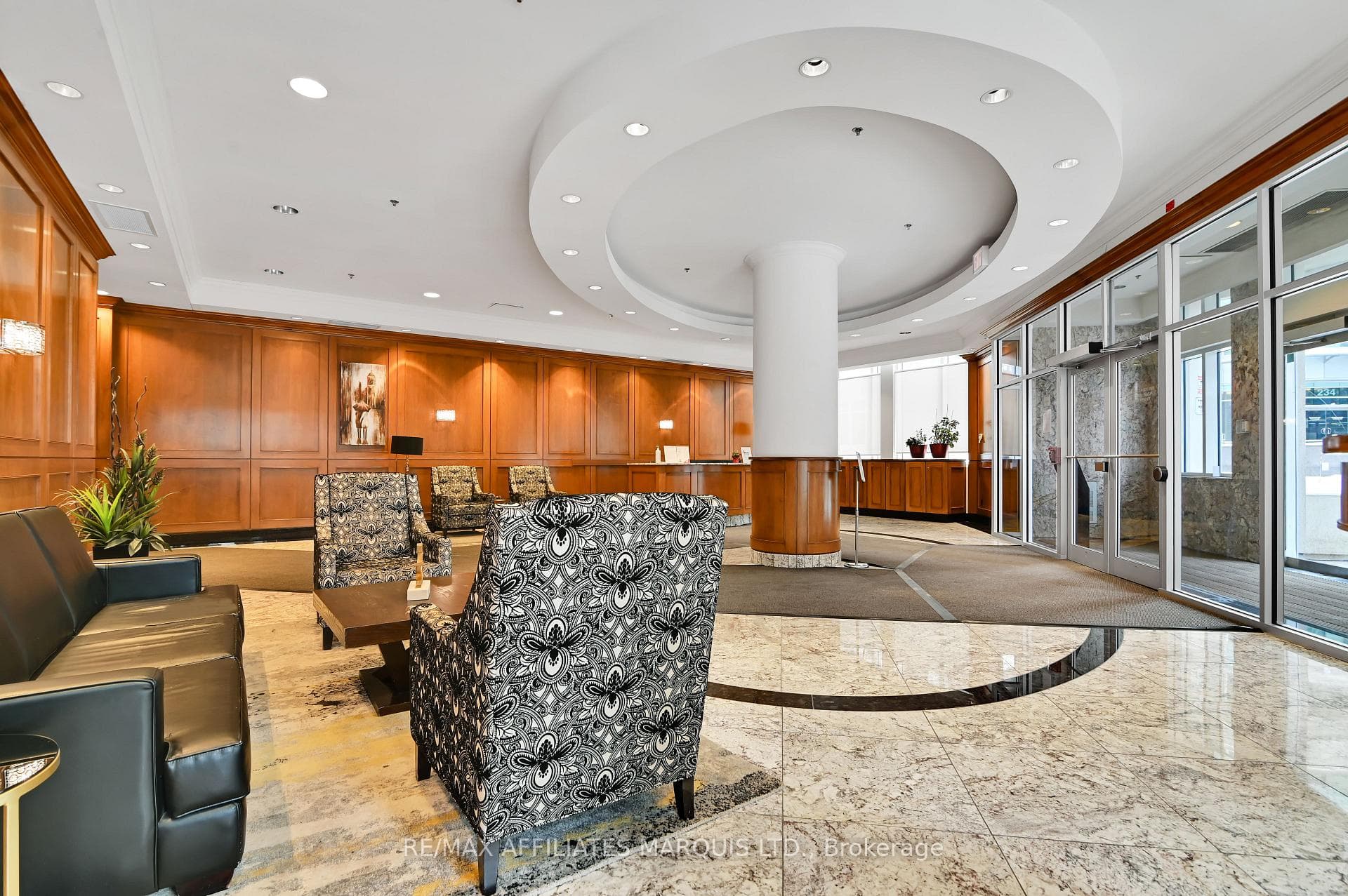 242 Rideau Street Unit 301 photo 4