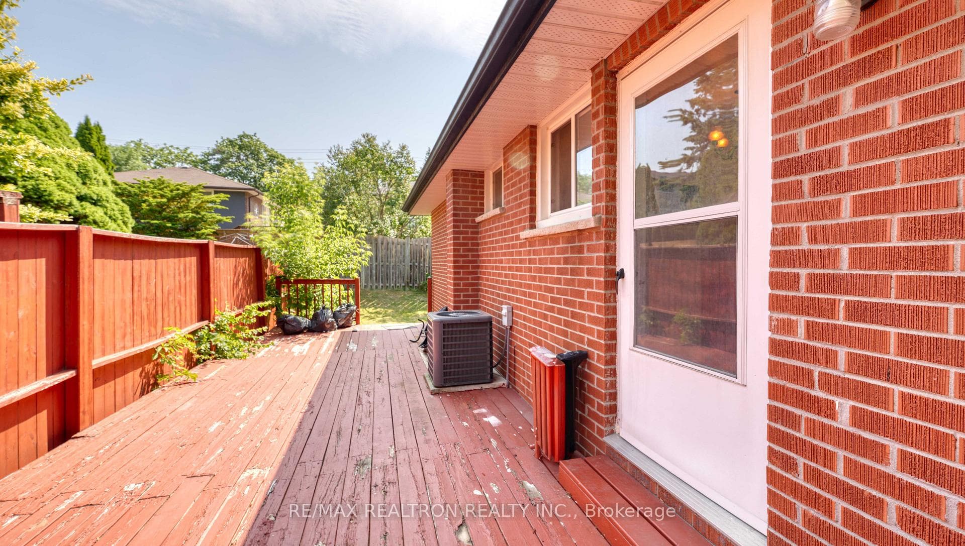 579 Pinewood Street photo 29