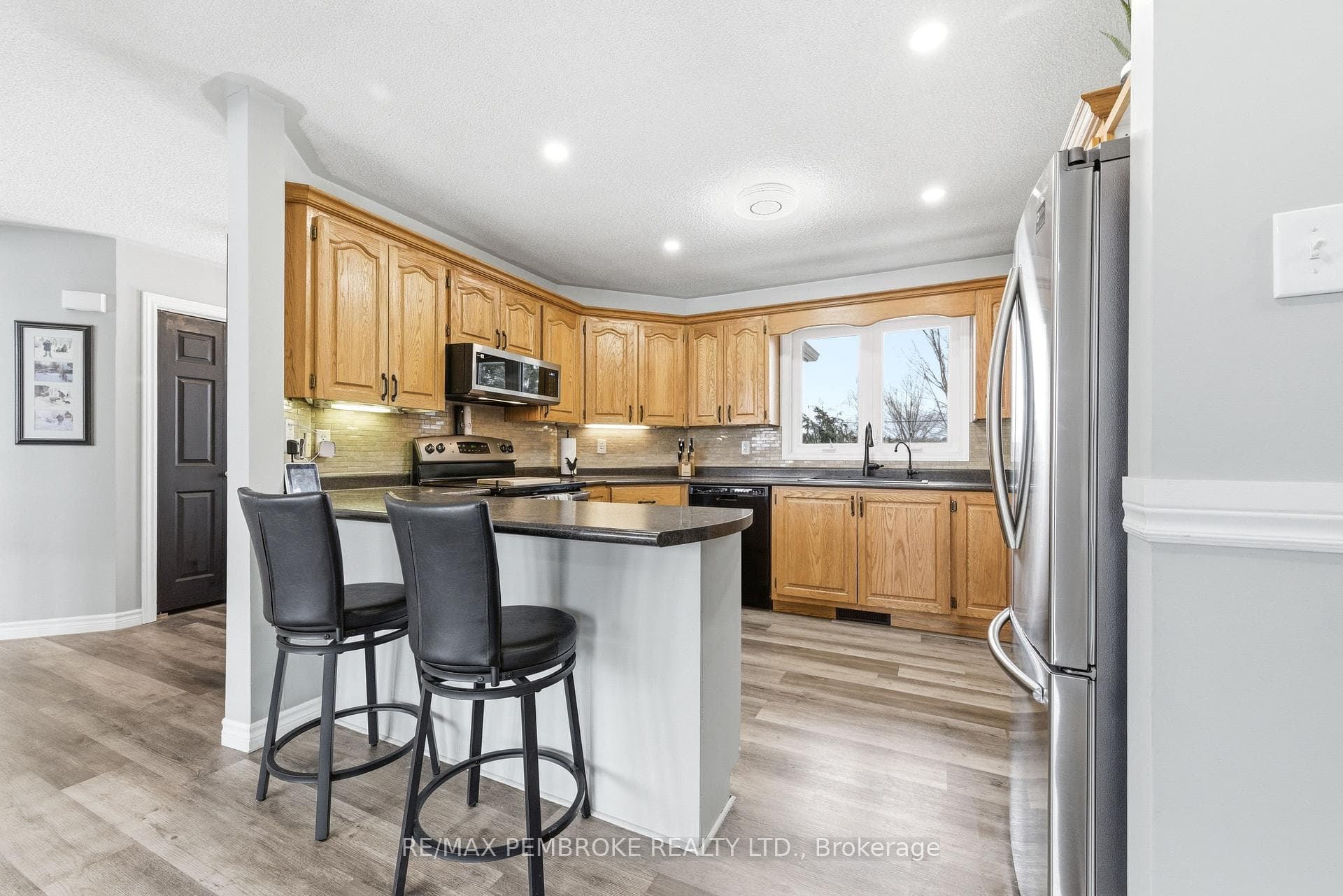 Kitchen with breakfast bar