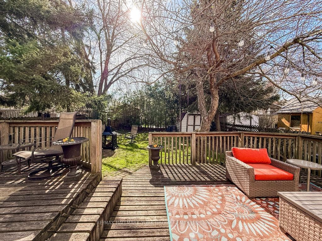 384 Handley Crescent photo 32
