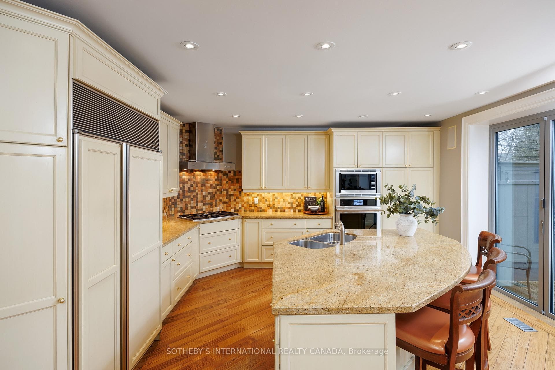 37 Thompson Avenue photo 12