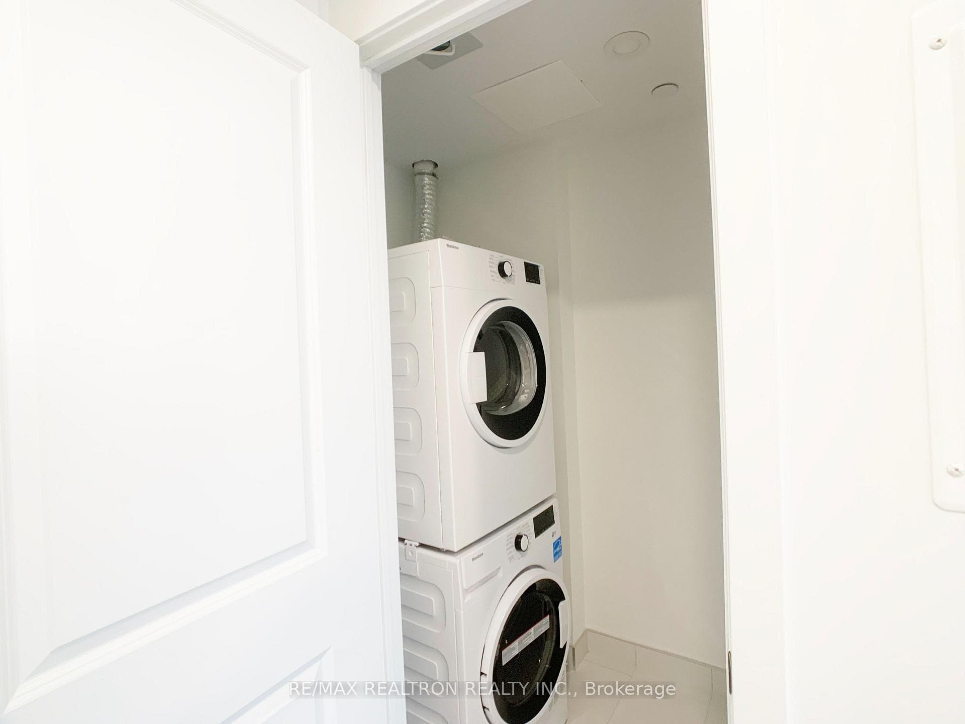 395 Bloor Street Unit 3907 photo 15