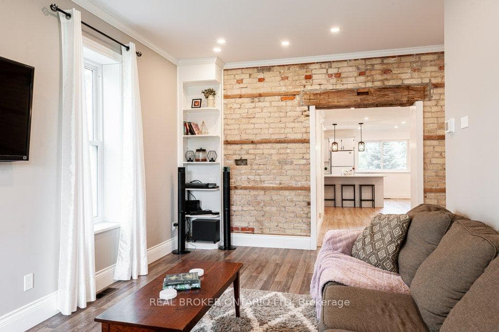 43802 Hullett McKillop Livingroom