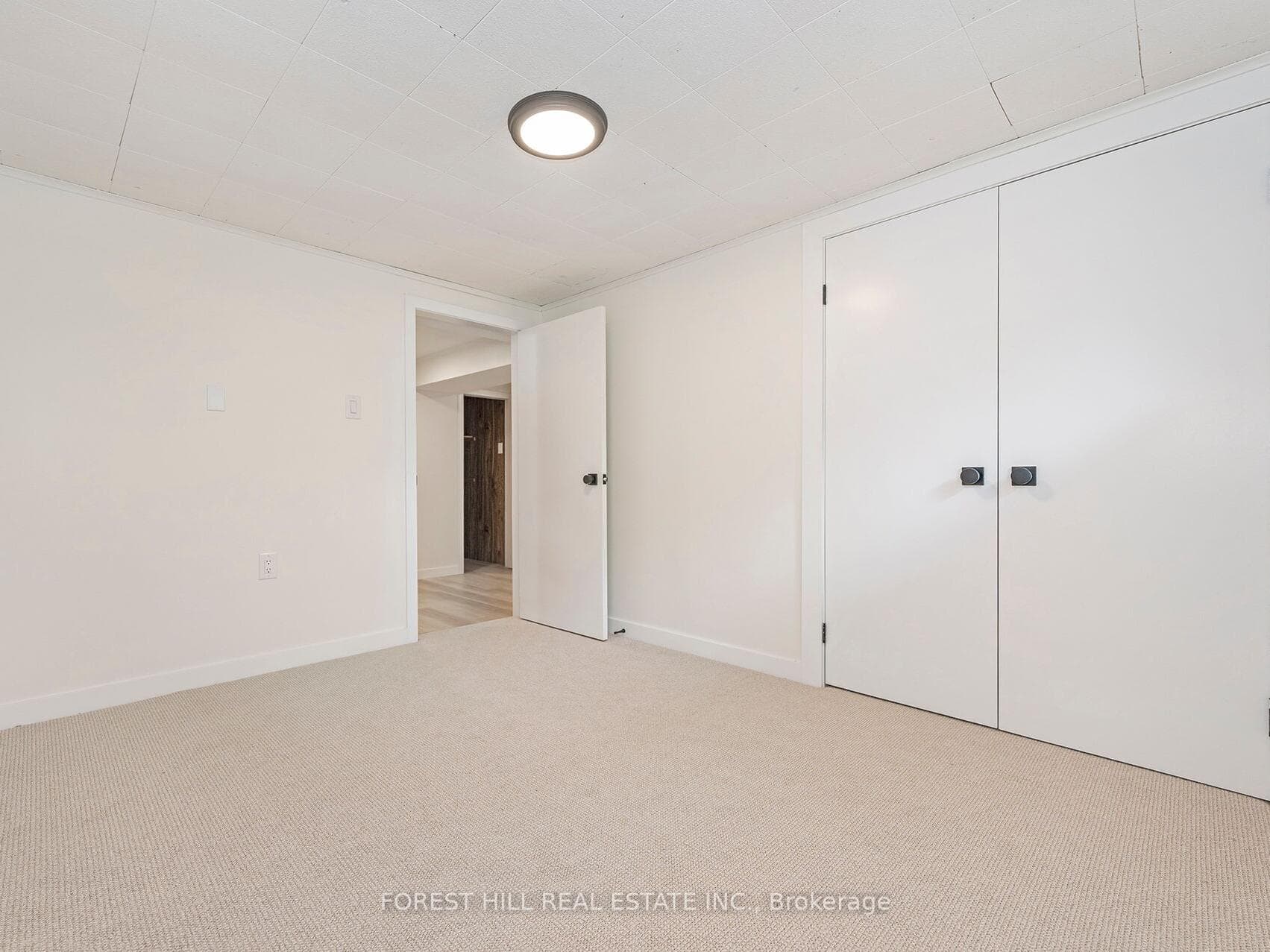 582 Strathcona Court photo 26