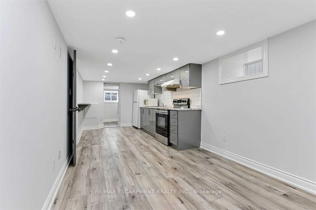 54 Craigmiller Avenue Unit Lower photo 4