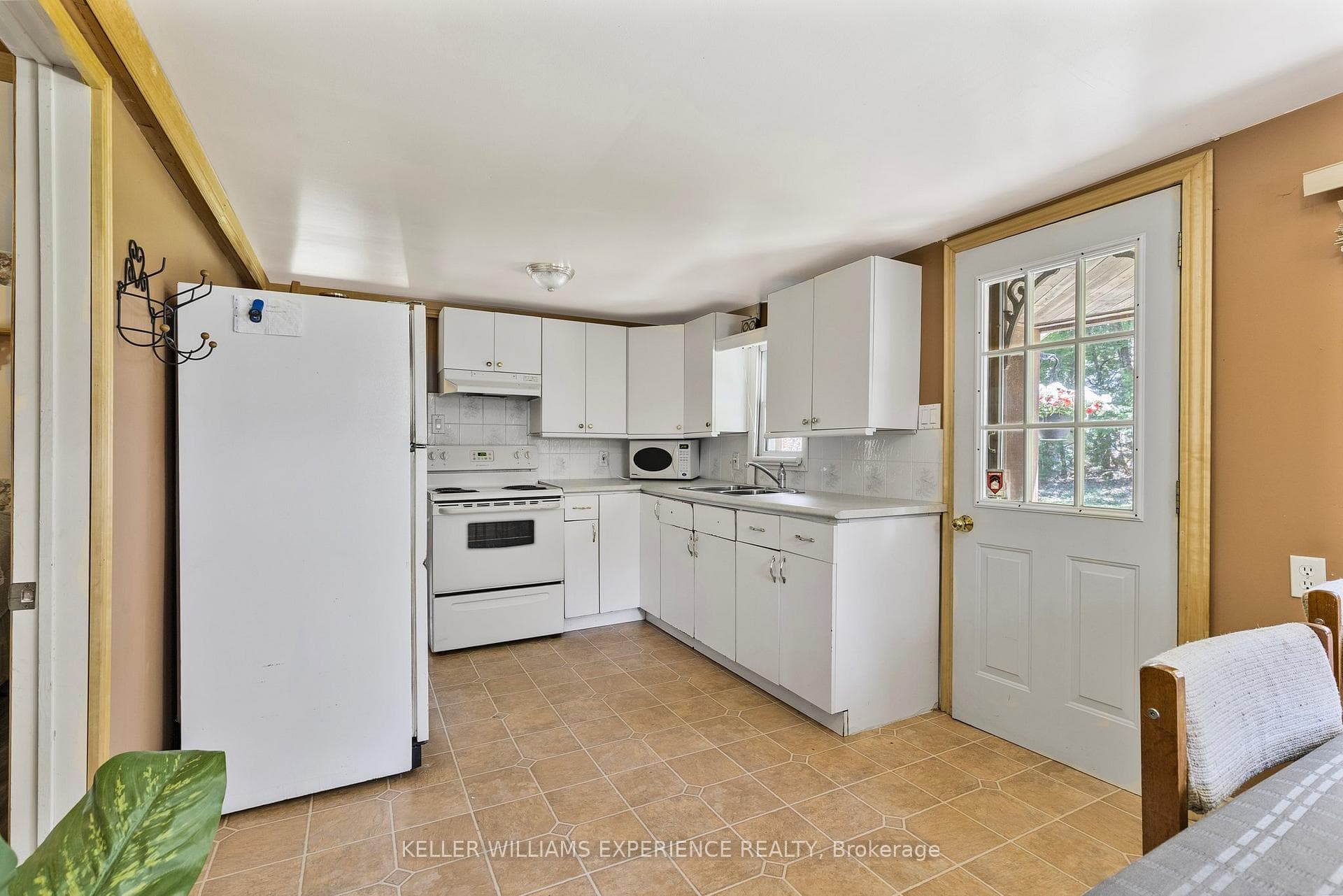 10 Simcoe Road photo 9