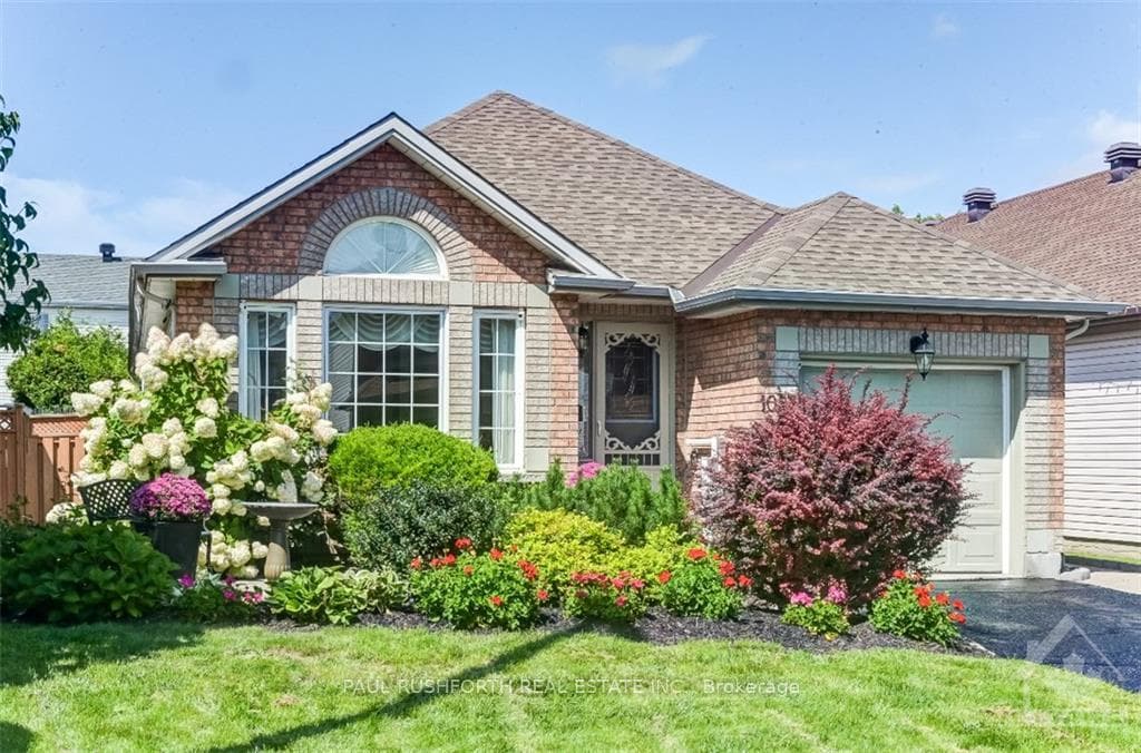 1027 COMO Crescent photo 2