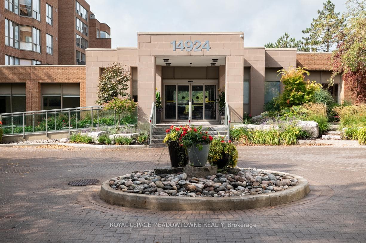 14924 Yonge Street Unit 201 photo 2