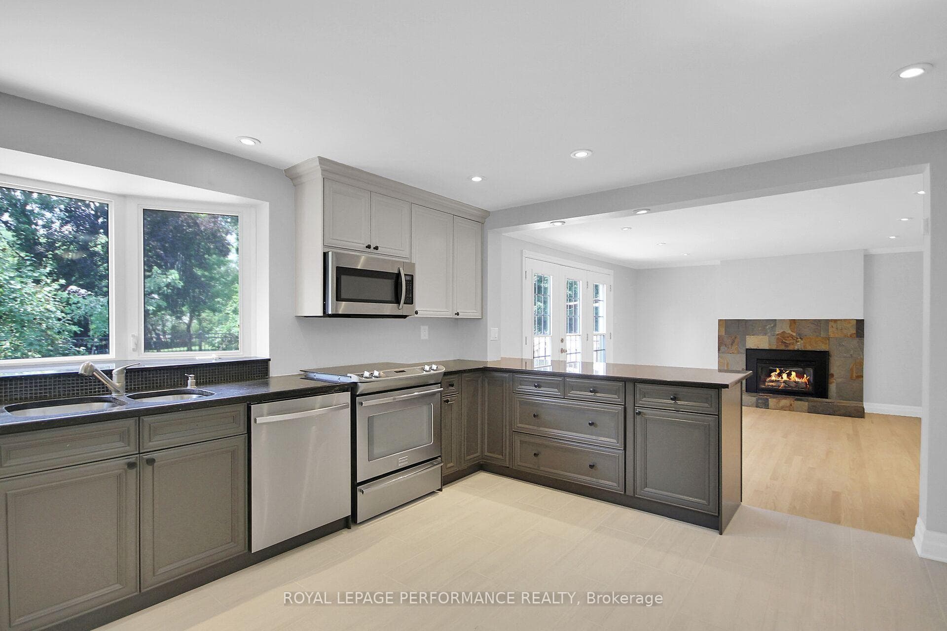 82 Queensline Drive photo 2