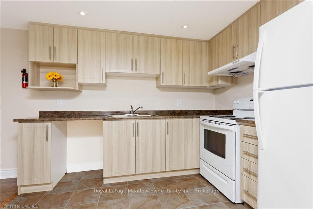 355 MCCARTNEY Crescent Unit Bsmt photo 9