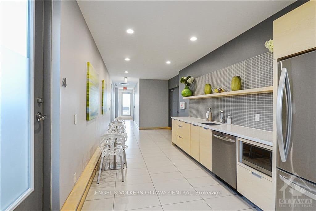 630 QUEEN Street Unit 302 photo 18