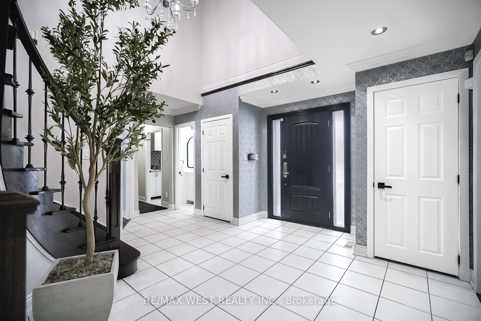 154 Ellis Avenue photo 5