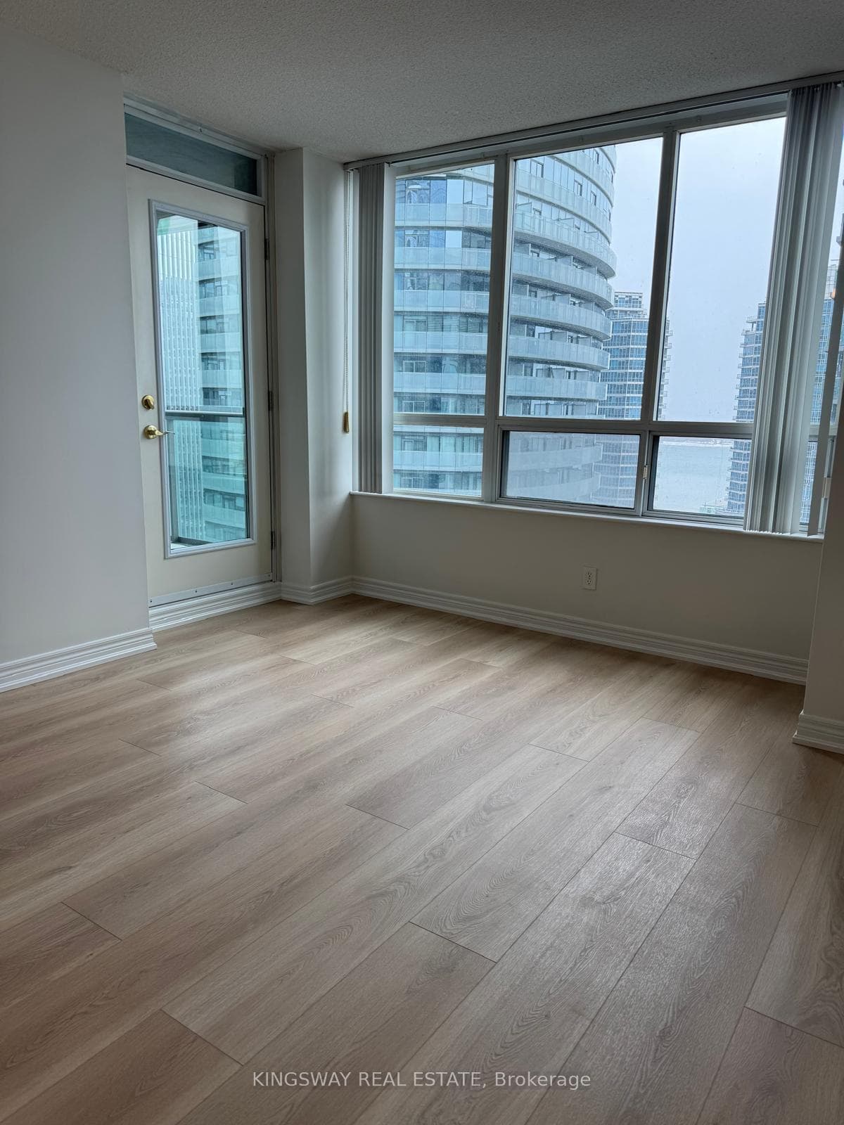 30 Grand Trunk Crescent Unit 3310 photo 8