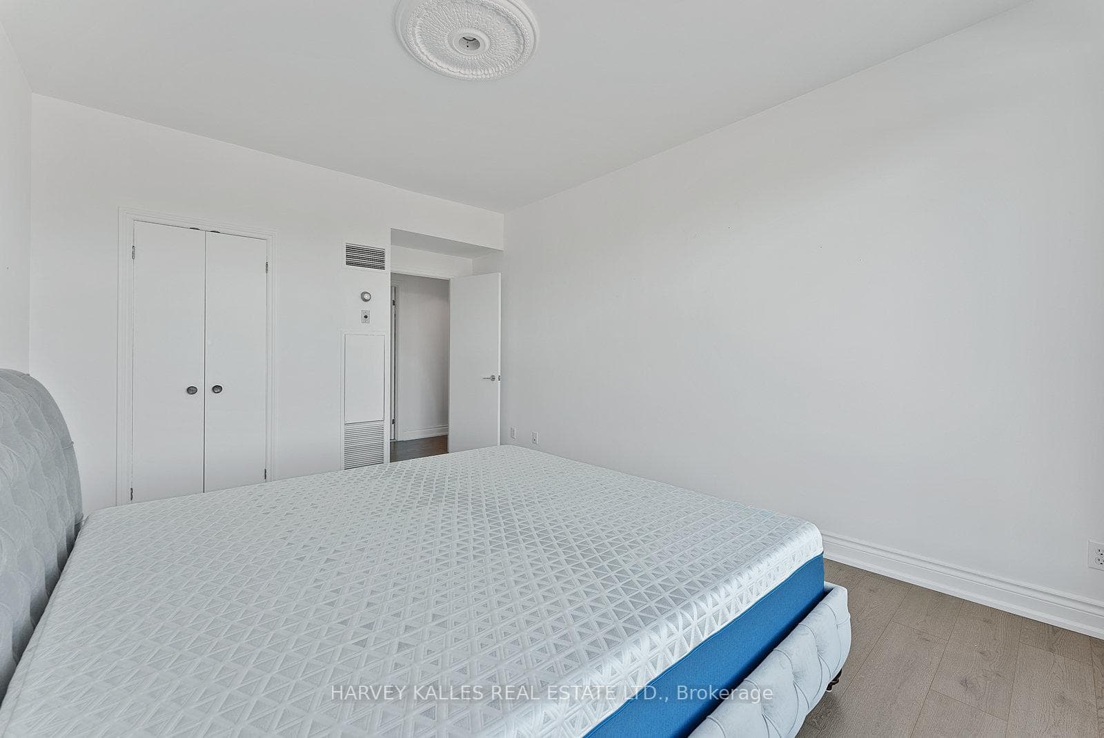 77 Avenue Road Unit 401 photo 29