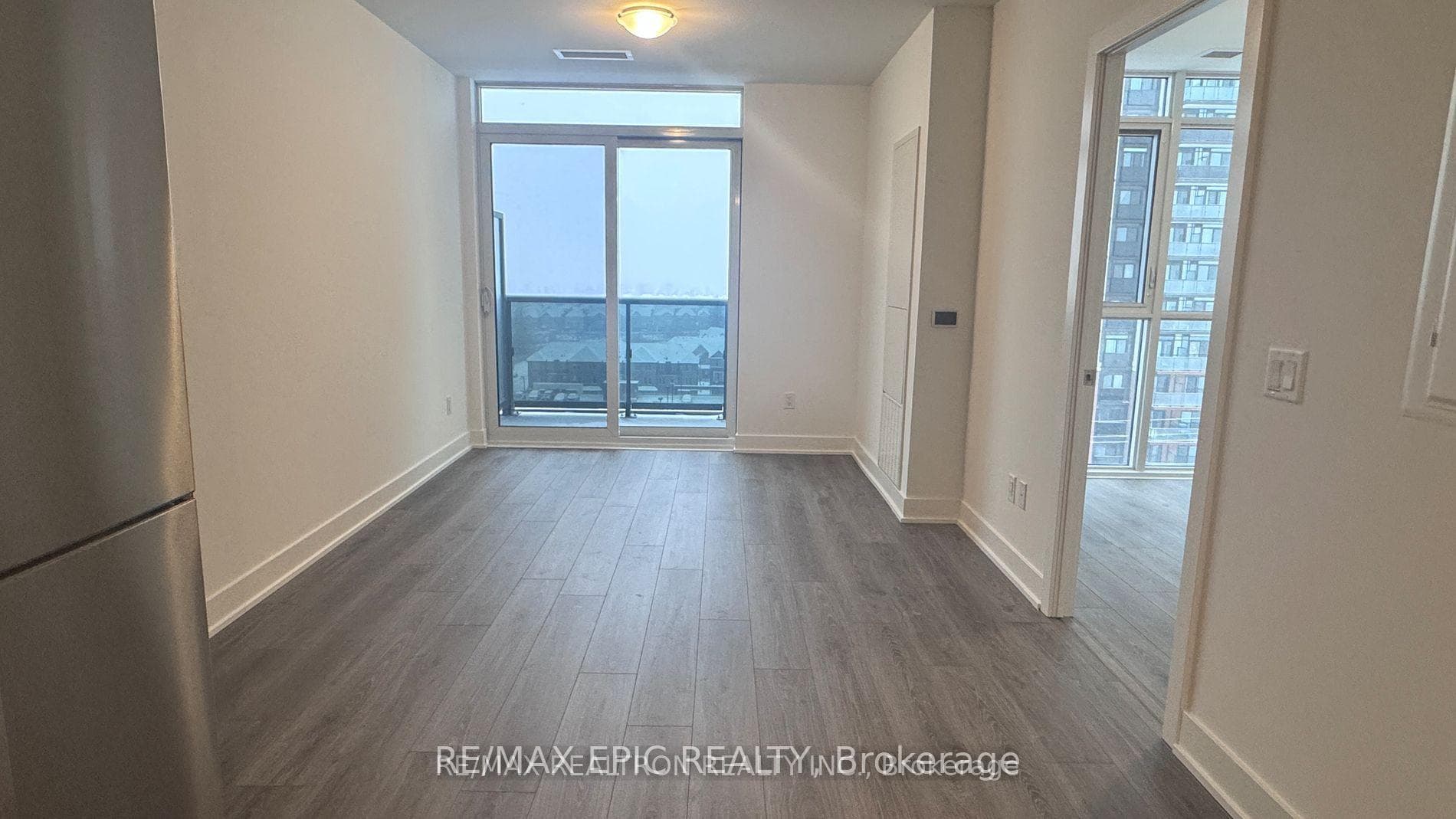 2545 Simcoe Street Unit 913 photo 3