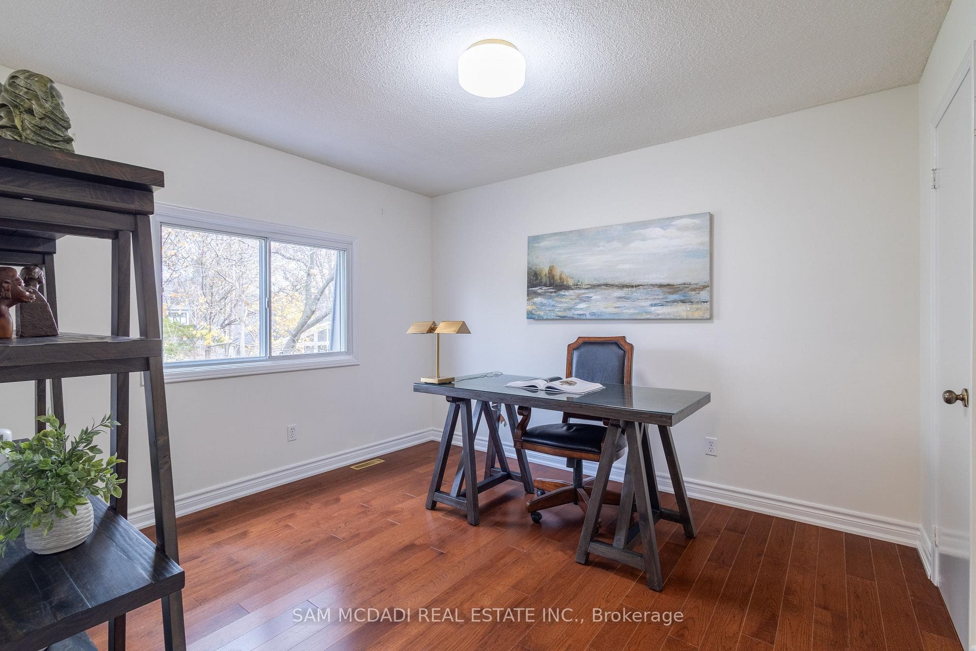 1624 Howat Crescent photo 19