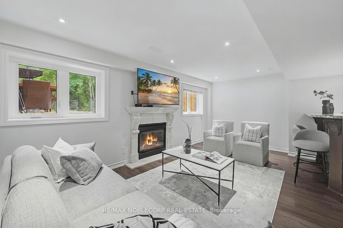 68 Meadowglen Boulevard photo 31