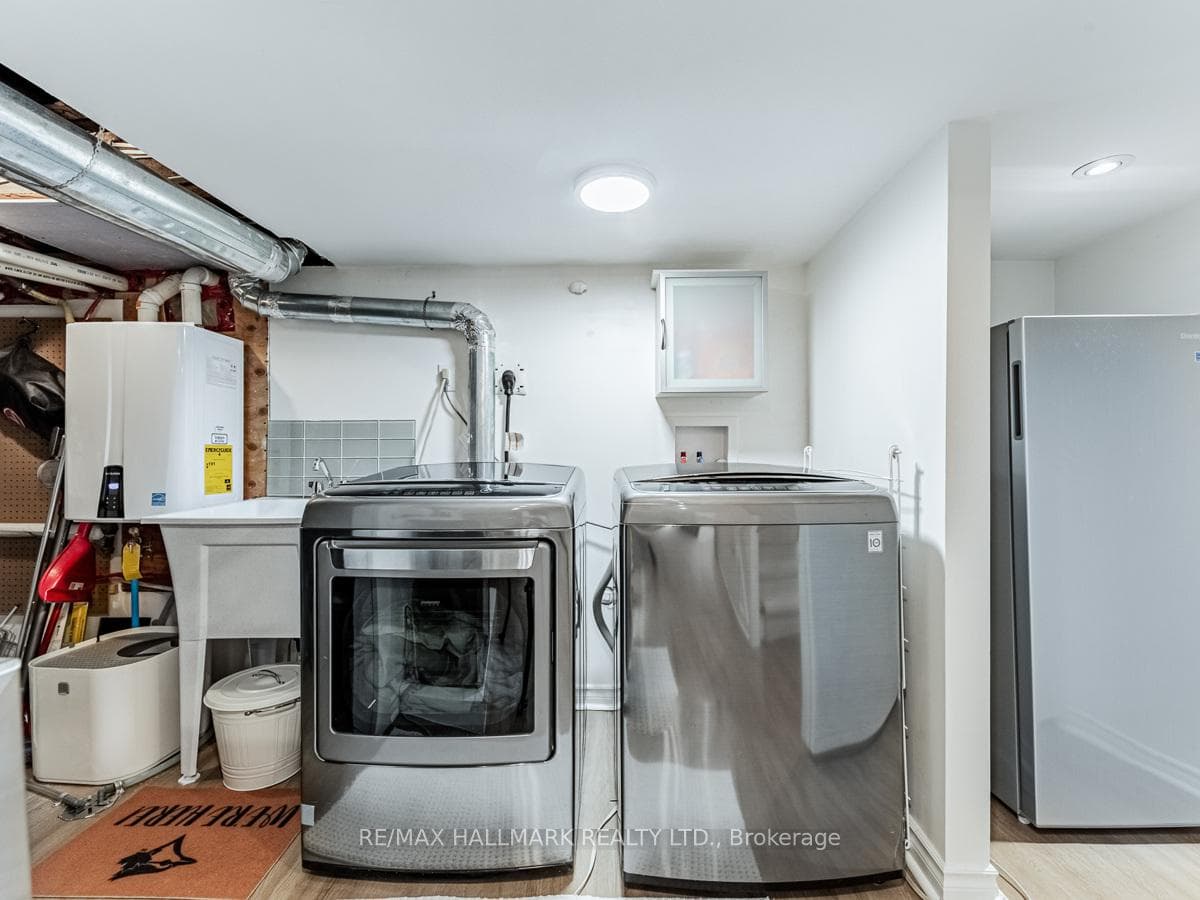1584 Dundas Street photo 35