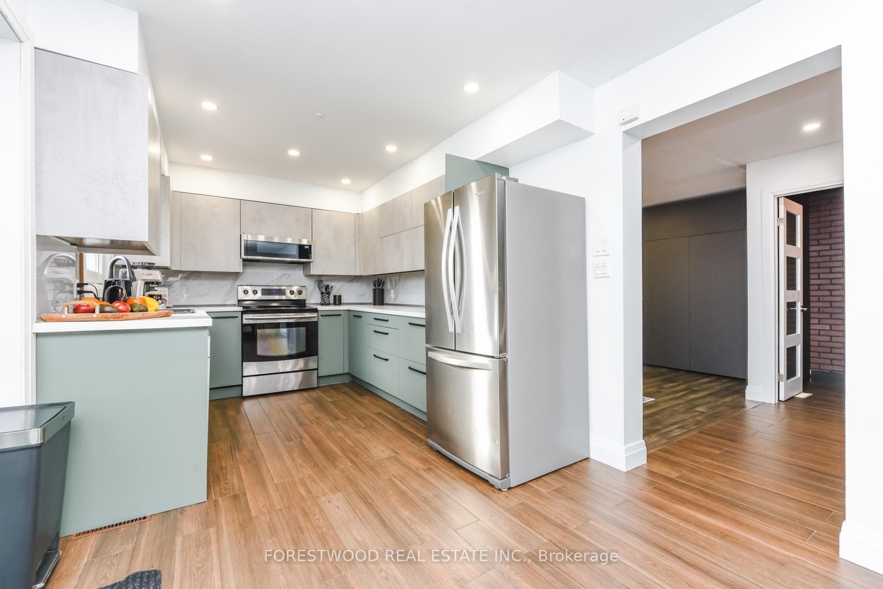 1690 Saltdene Terrace photo 34