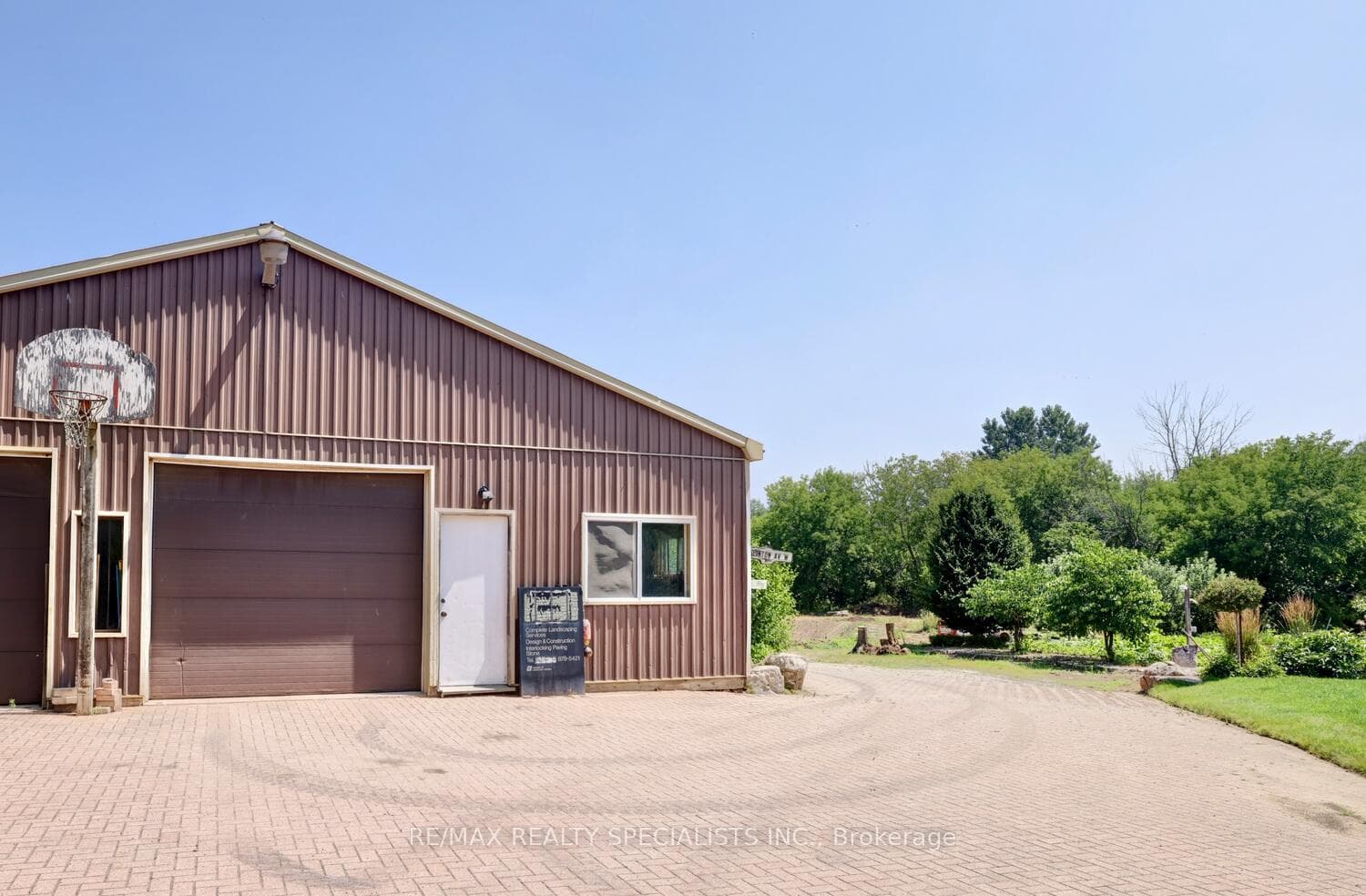 1200 SF barn with electricity.