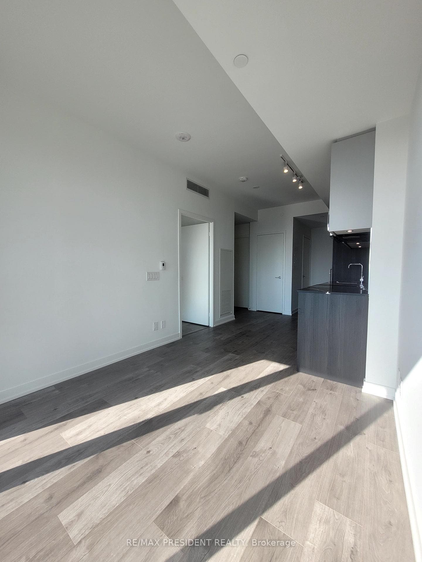 285 Dufferin Street Unit 1022 photo 10