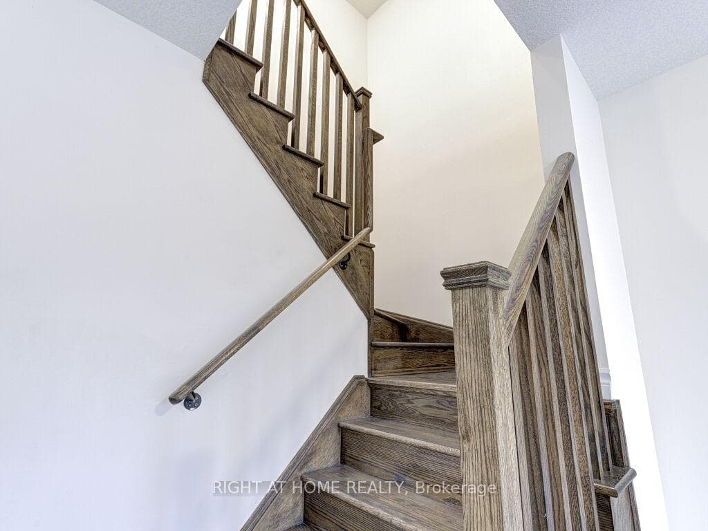 121 Scarletwood Street photo 26