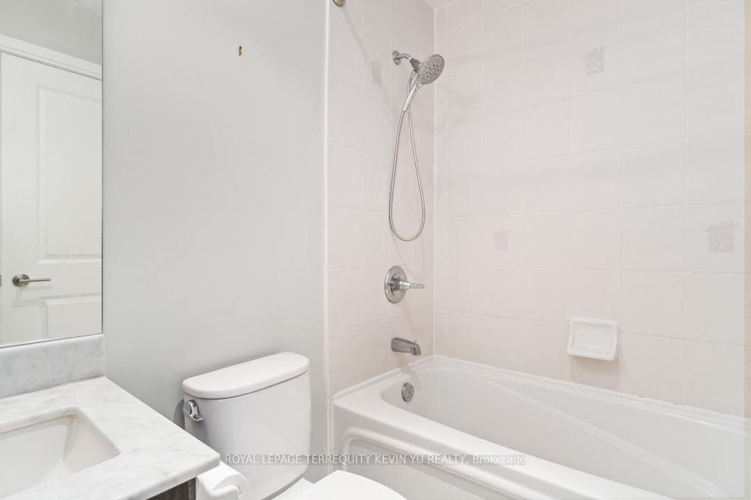 18 Yorkville Avenue Unit 1702 photo 19