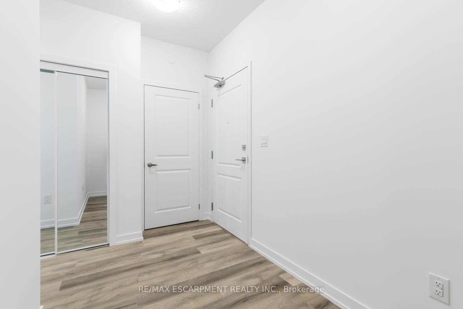 470 Dundas Street Unit 306 photo 3