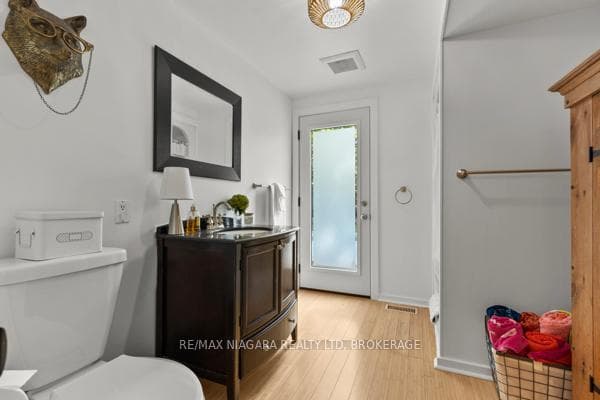 3 PCS BATH W/OUTSIDE ACCESS