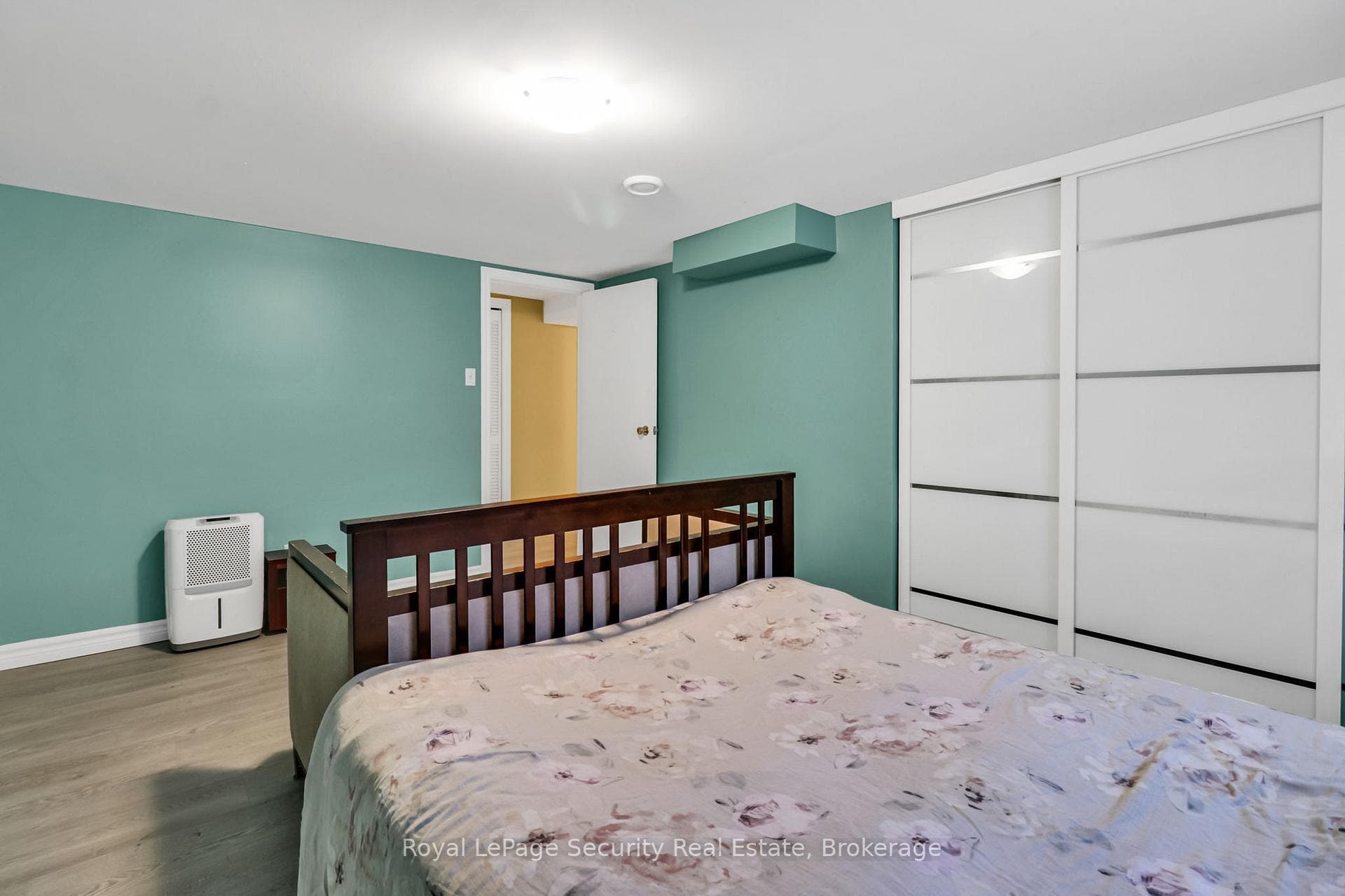 5976 Tenth Line photo 35