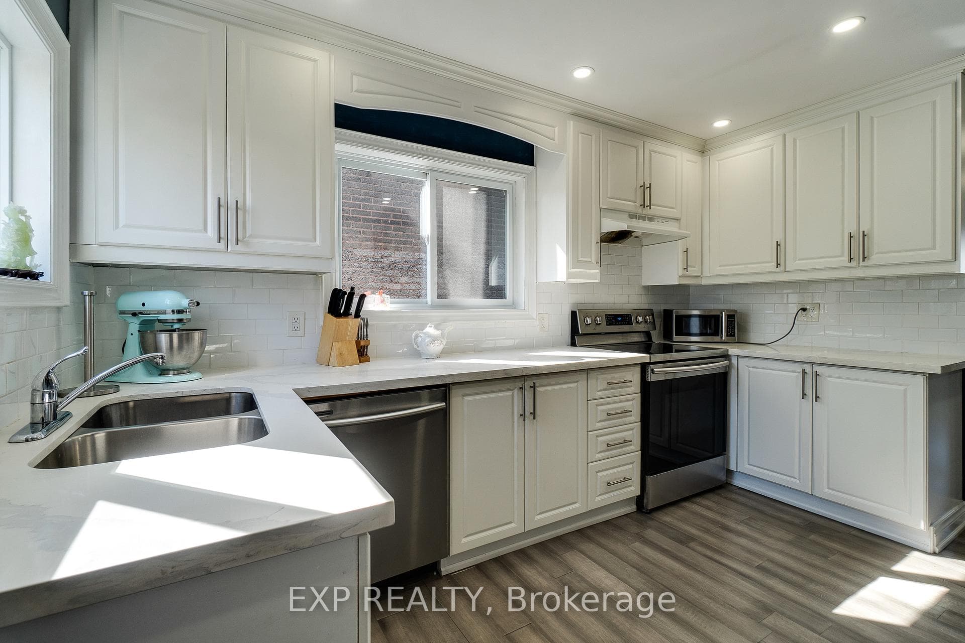 202 Roxborough Avenue photo 16
