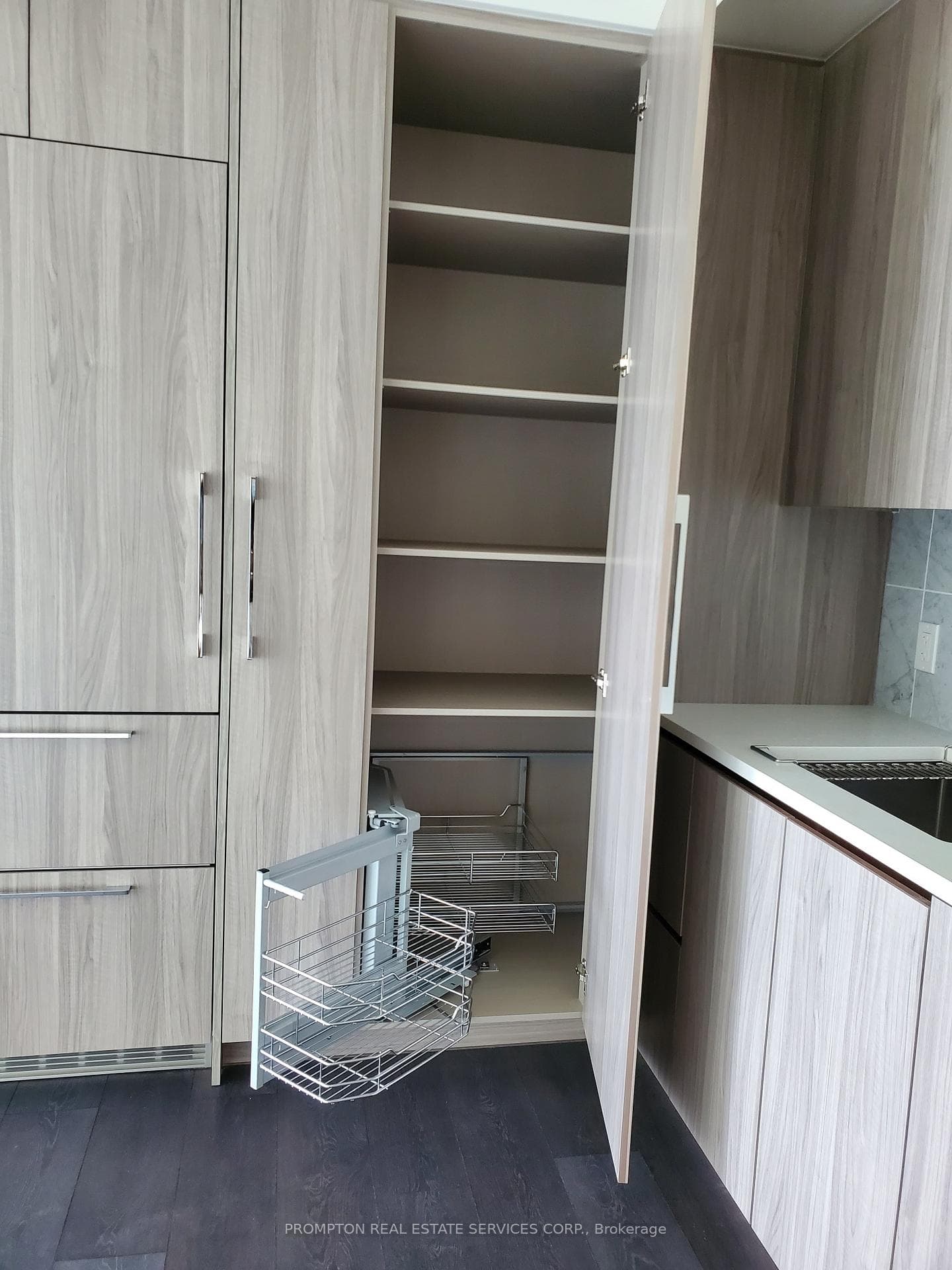 95 McMahon Drive Unit 2009 photo 8