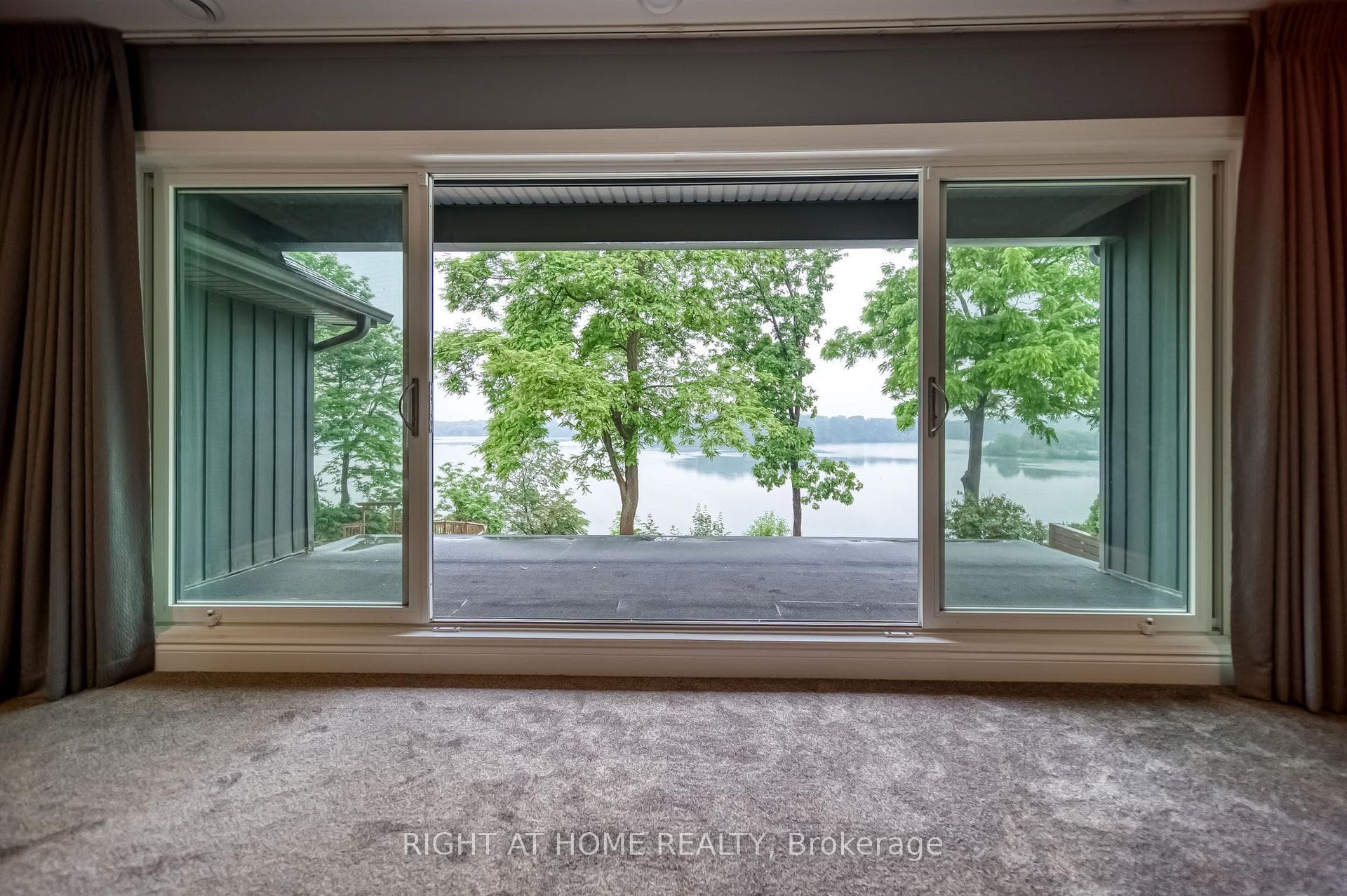 44 ROYAL HENLEY Boulevard photo 29