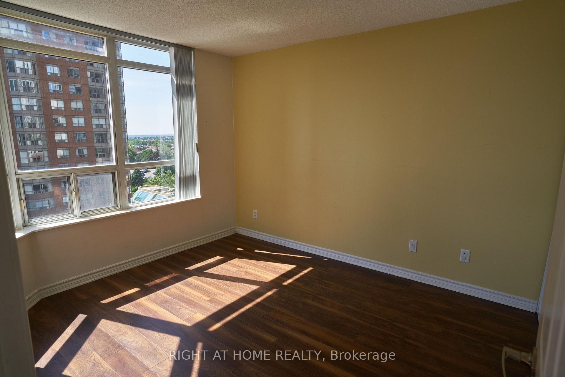 310 burnhamthorpe Road Unit 811 photo 3
