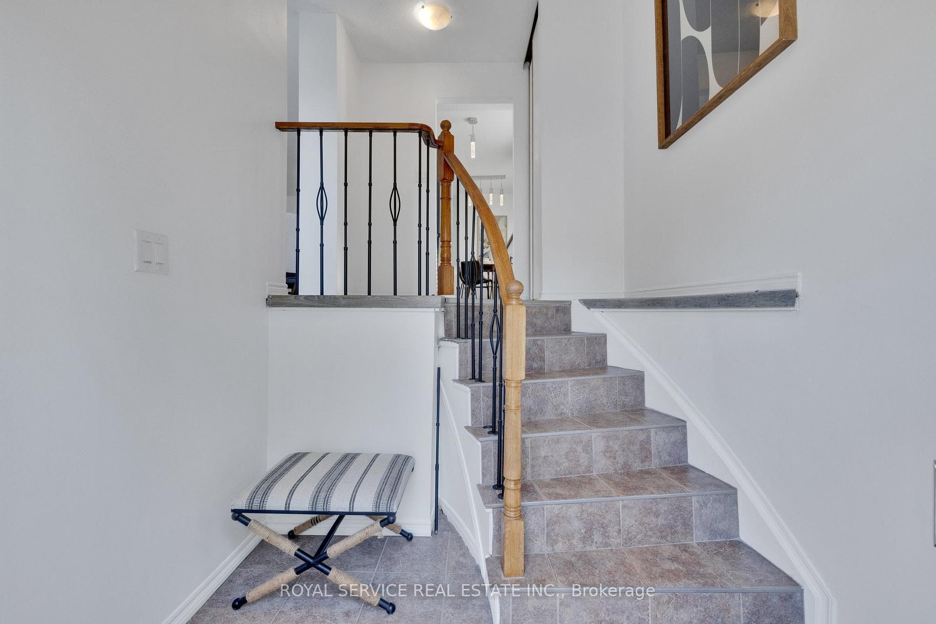 Spacious & Bright 2 storey foyer