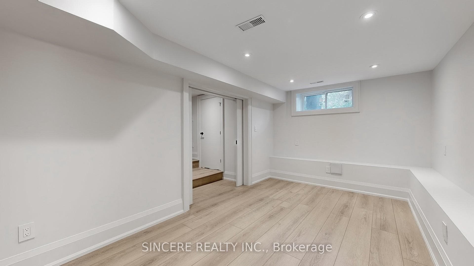 123 Lawrence Avenue photo 35