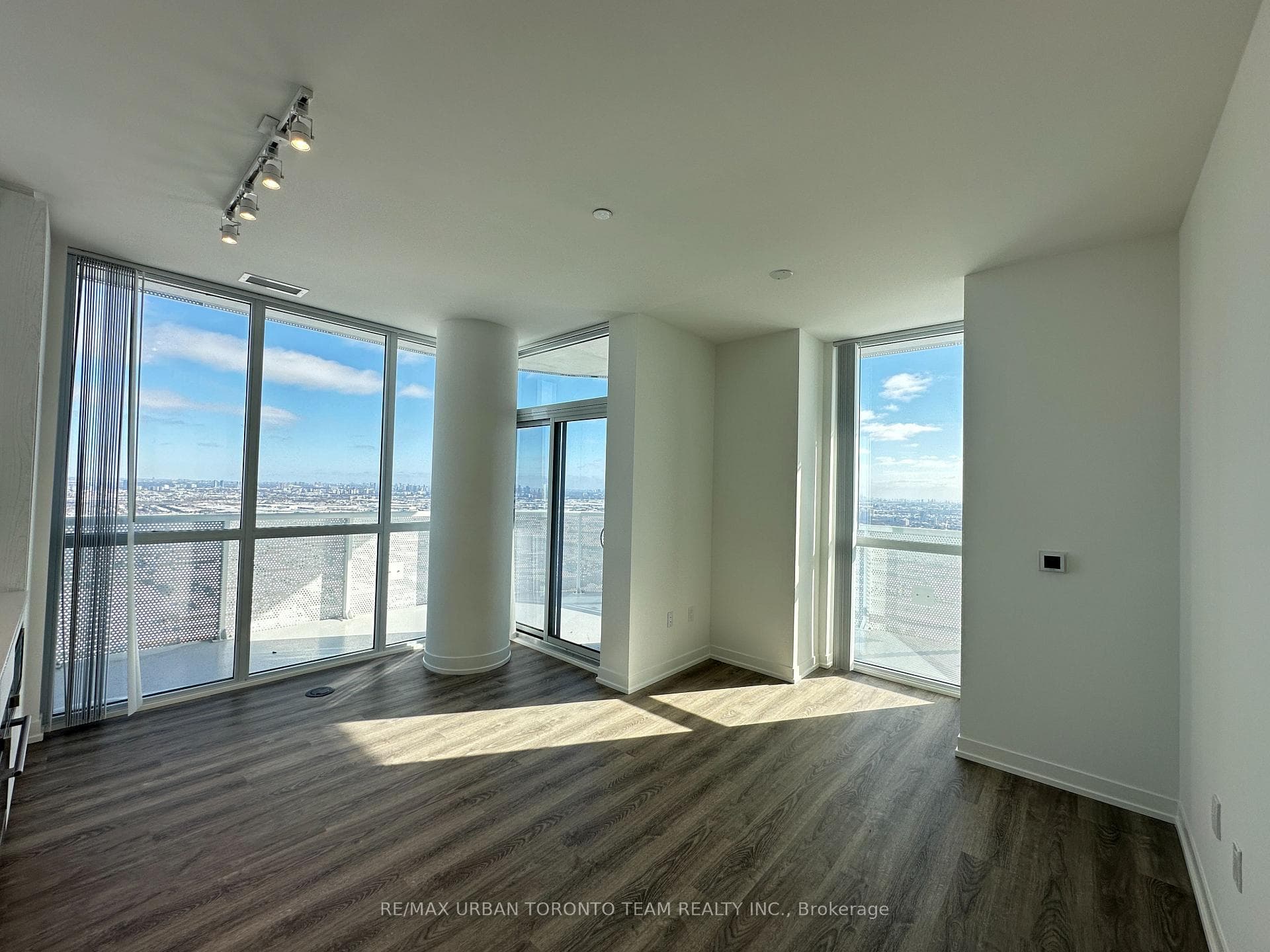 8 Interchange Way Unit 6009 photo 3