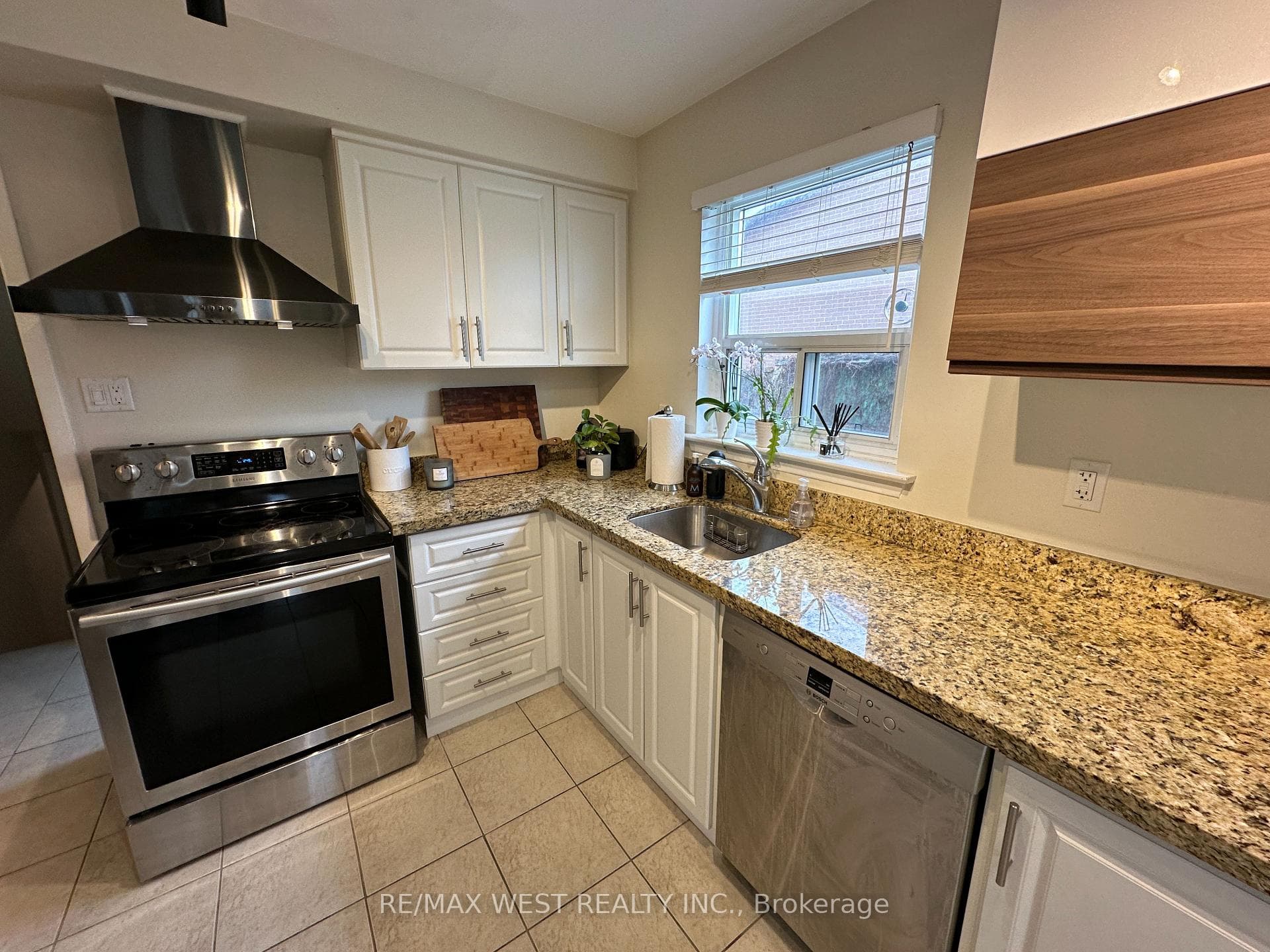 2479 Padstow Crescent photo 15