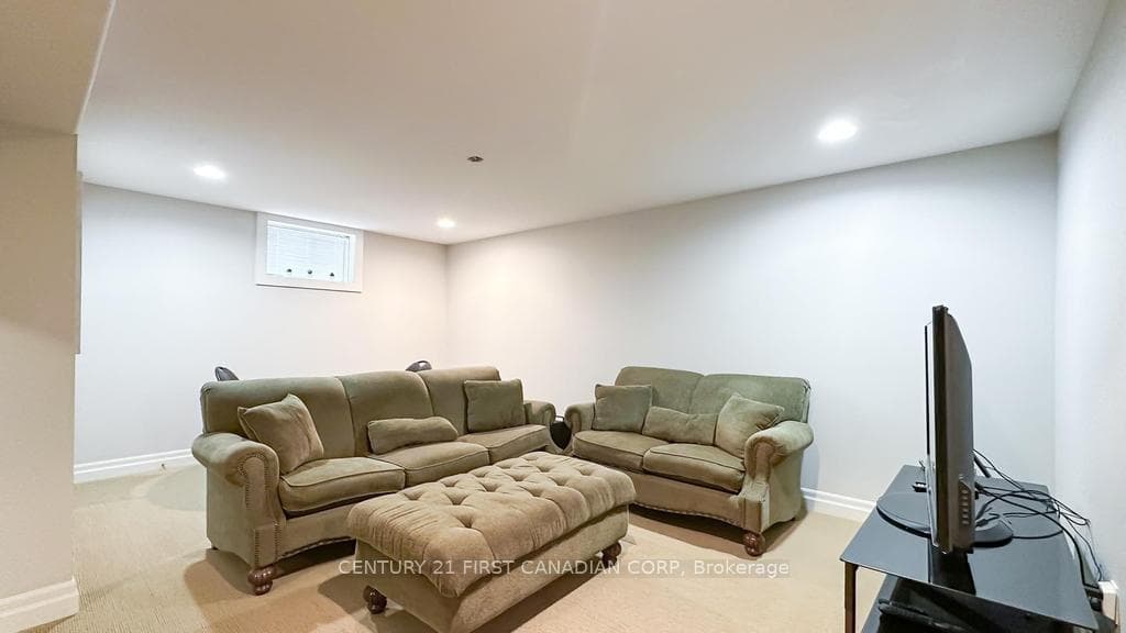 8 Harbour Park Court photo 29