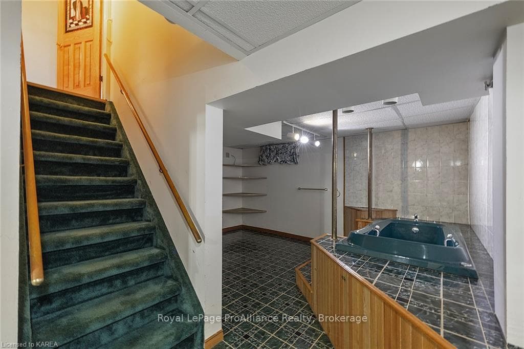14 BALMORAL Court photo 31